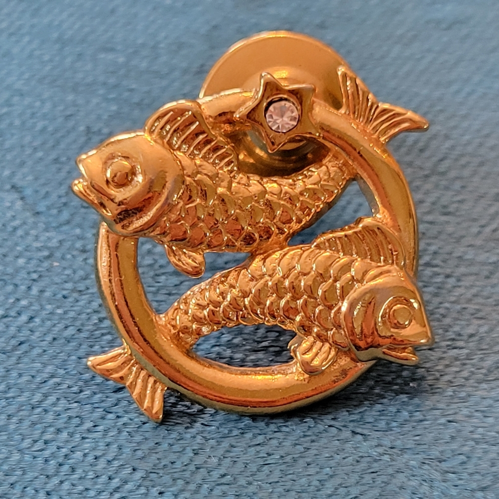 Vintage (?) Pisces Tie Tack ~ Lapel Pin ~ Unisex ~ 2 Fish ~ Gold Tone ~ FINAL!